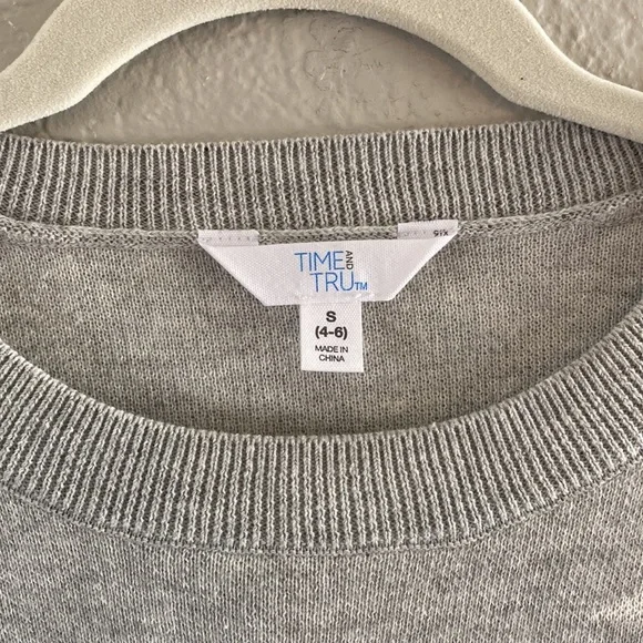 Ladies pull over “light “ sweater size S (but fits more like a M) gray/white - Picture 5 of 14